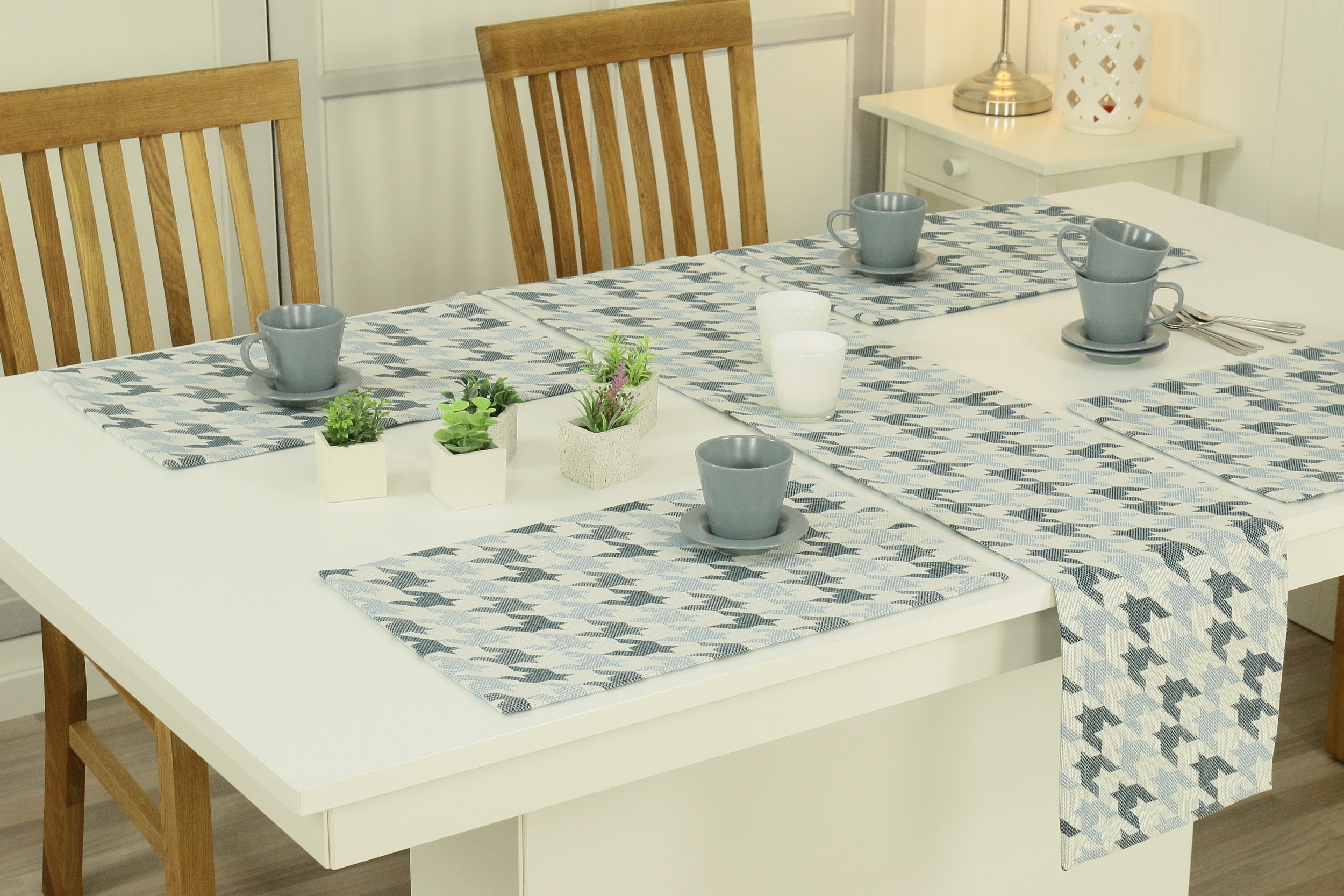 Landhaus Tischläufer Mirasoll Muster blau grau. Breite 30 cm