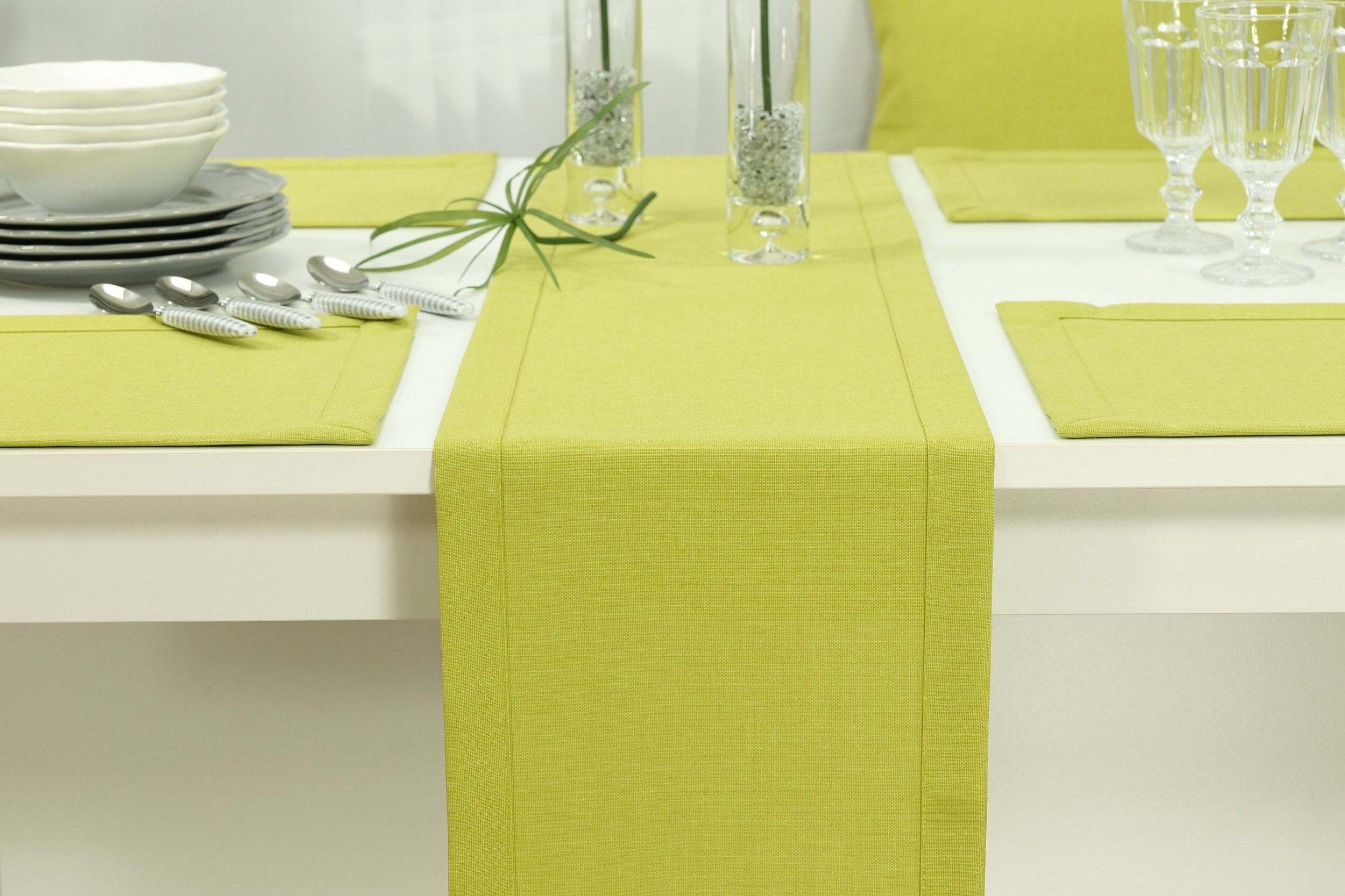 Tischläufer mit Fleckschutz Frühlingsgrün Uni Leinenoptik Valerie Breite 25 cm