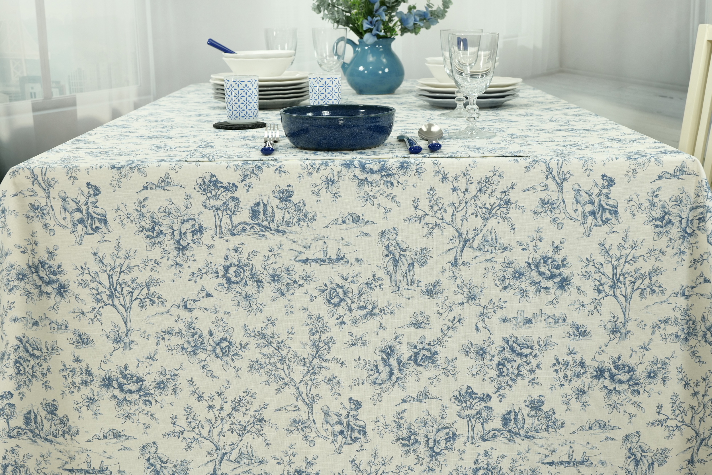 Abwaschbare Tischdecke Weiß Blau gemustert Dorfleben Breite 130 cm