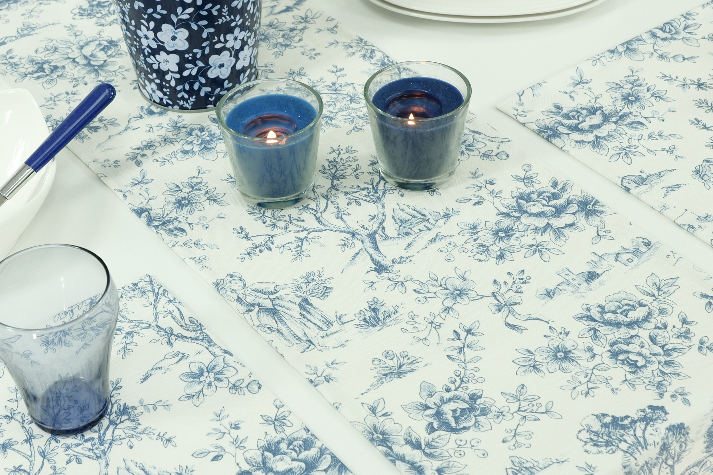 Abwaschbare Tischläufer Weiß Blau gemustert Dorfleben Breite 40 cm