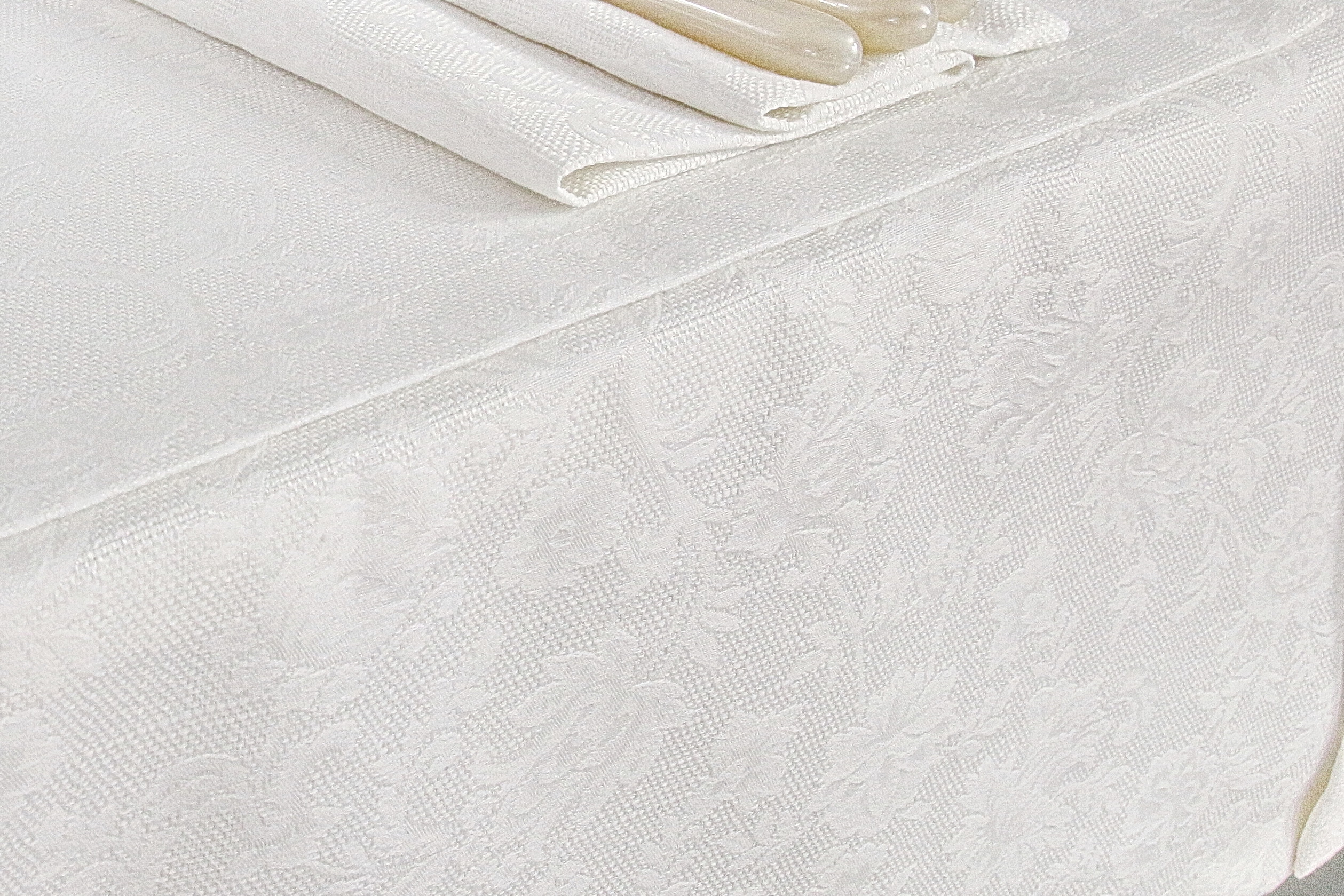 Tischdecke mit Fleckschutz Evita Perlweiß Ranke Breite 180 cm