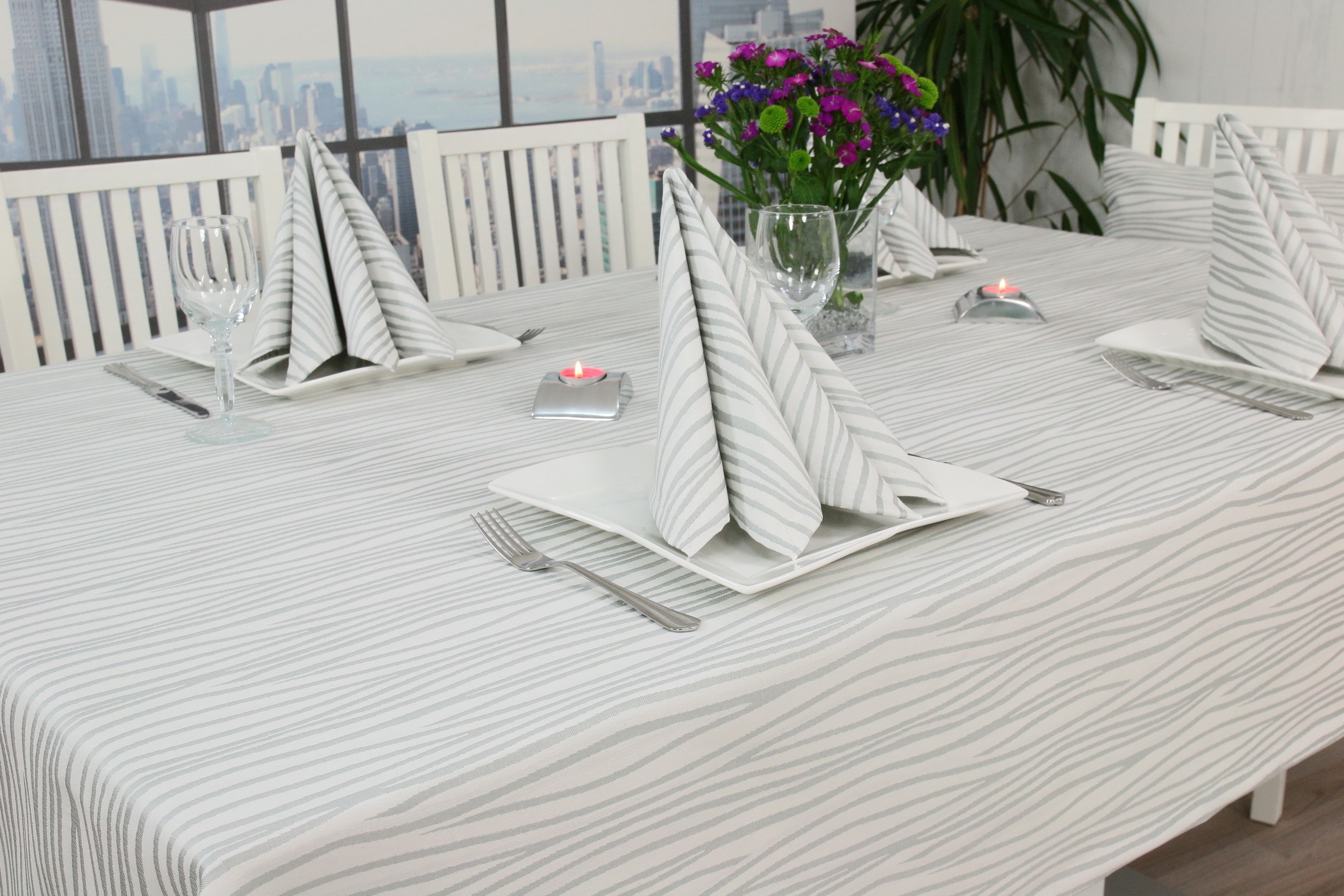 Tischdecke Grau Silber Weiß Wellenlinien Breite 120 cm