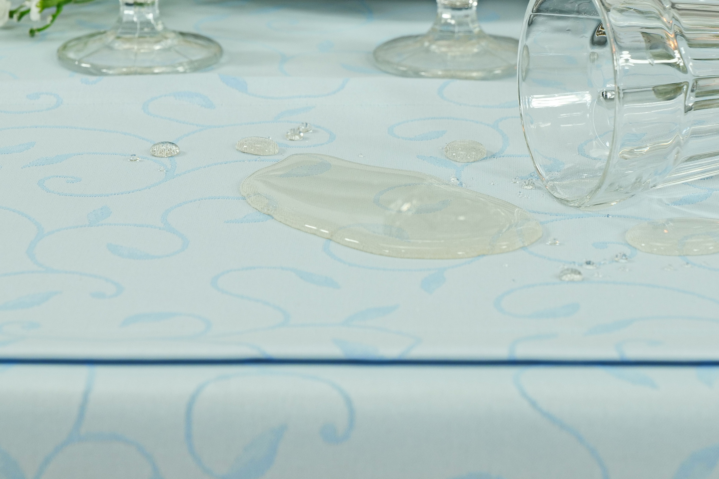 Damast Tischdecke Hellblau Muster Ranke fleckgeschützt Breite 110 cm OVAL
