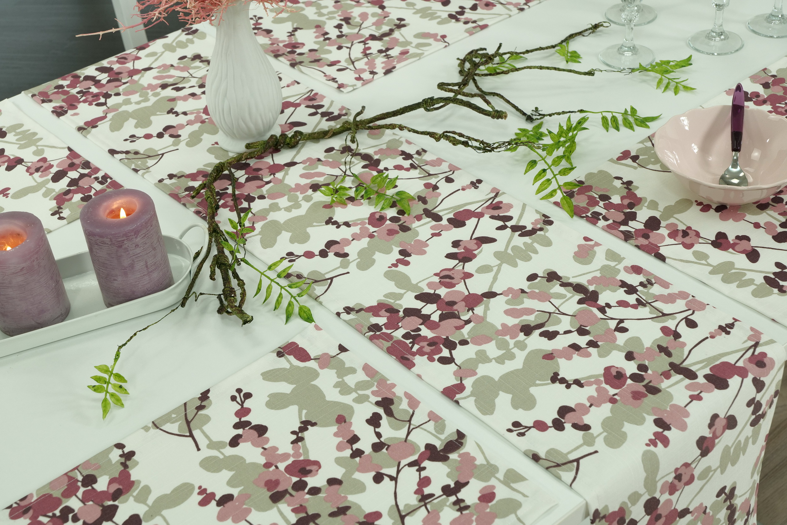 Abwaschbare Tischläufer Creme Altrosa Blüten Petalos Breite 40 cm