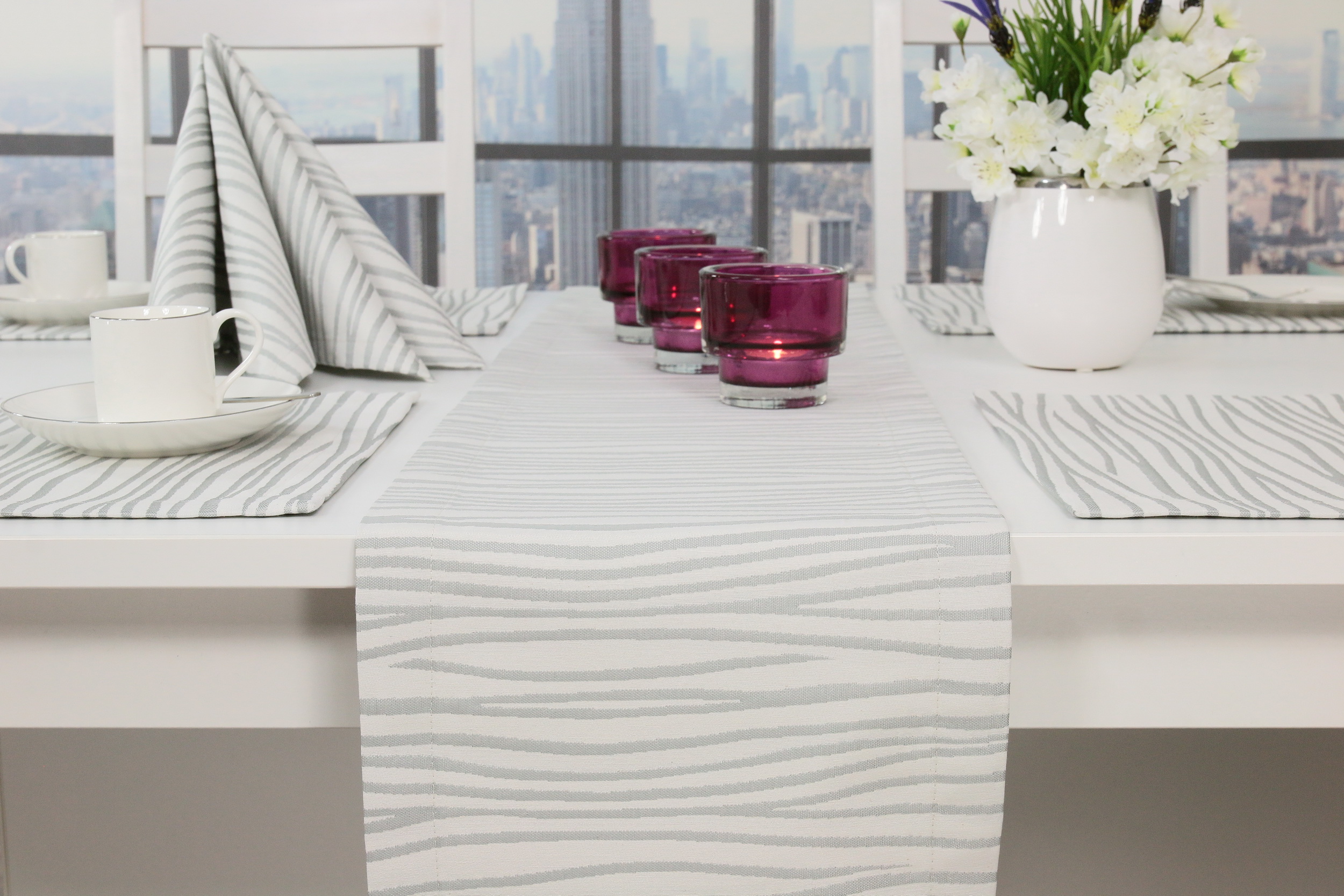 Tischläufer Grau Silber Weiß Wellenlinien Breite 30 cm
